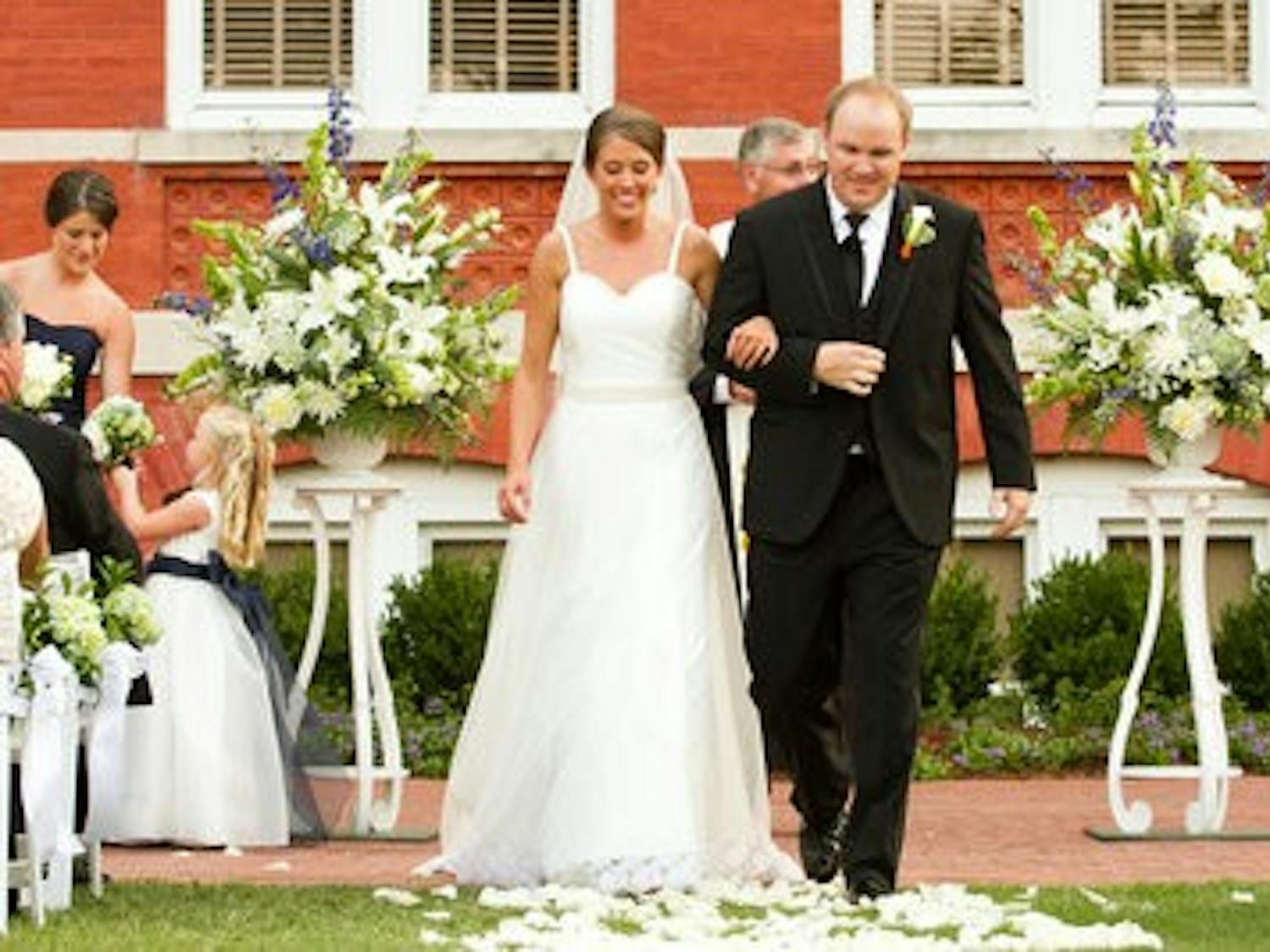 Slade and Katie Ponder, both Auburn alumni, wed on Samford lawn on May 26. (Courtesy of FlipFlopFoto)