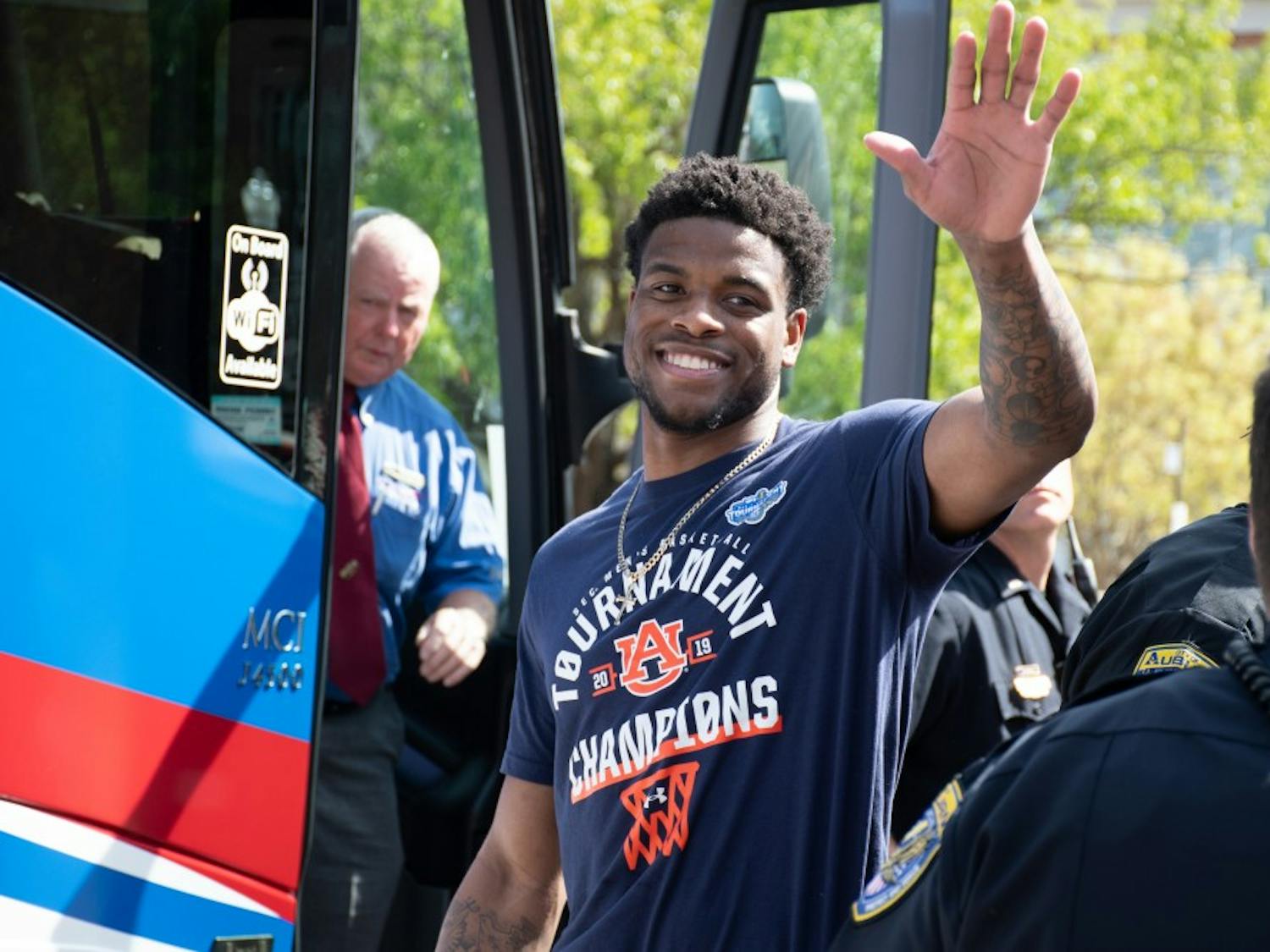 GALLERY: Auburn Mens Basketball departs for Final Four | 4.3.19