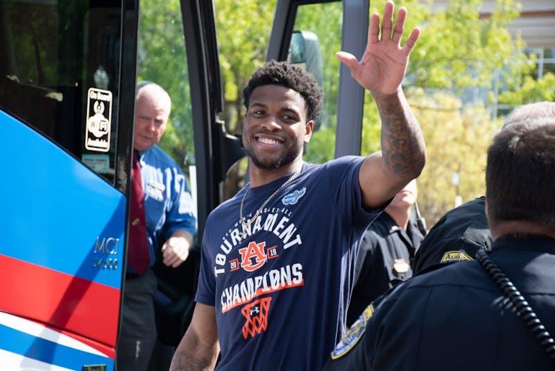 GALLERY: Auburn Mens Basketball departs for Final Four | 4.3.19