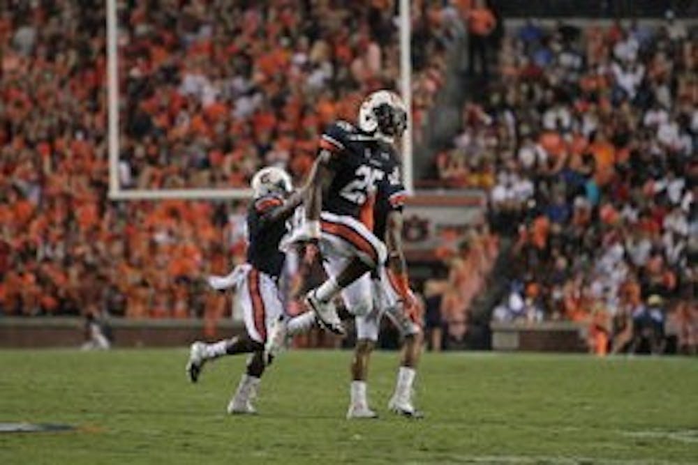 No. 25, left blocker Daren Bates. (Rebecca Croomes / PHOTO EDITOR)