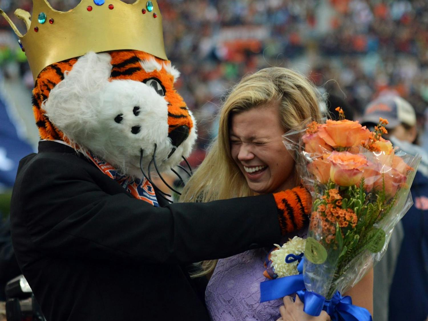 Taylor Wesley hugs Aubie after being named Miss Homecoming. San Jose State at Auburn on Oct. 3.