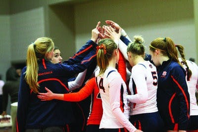 The Auburn volleyball team collects in its traditional postgame huddle after losing to Mississippi State. (Rebecca Croomes / ASSISTANT PHOTO EDITOR)