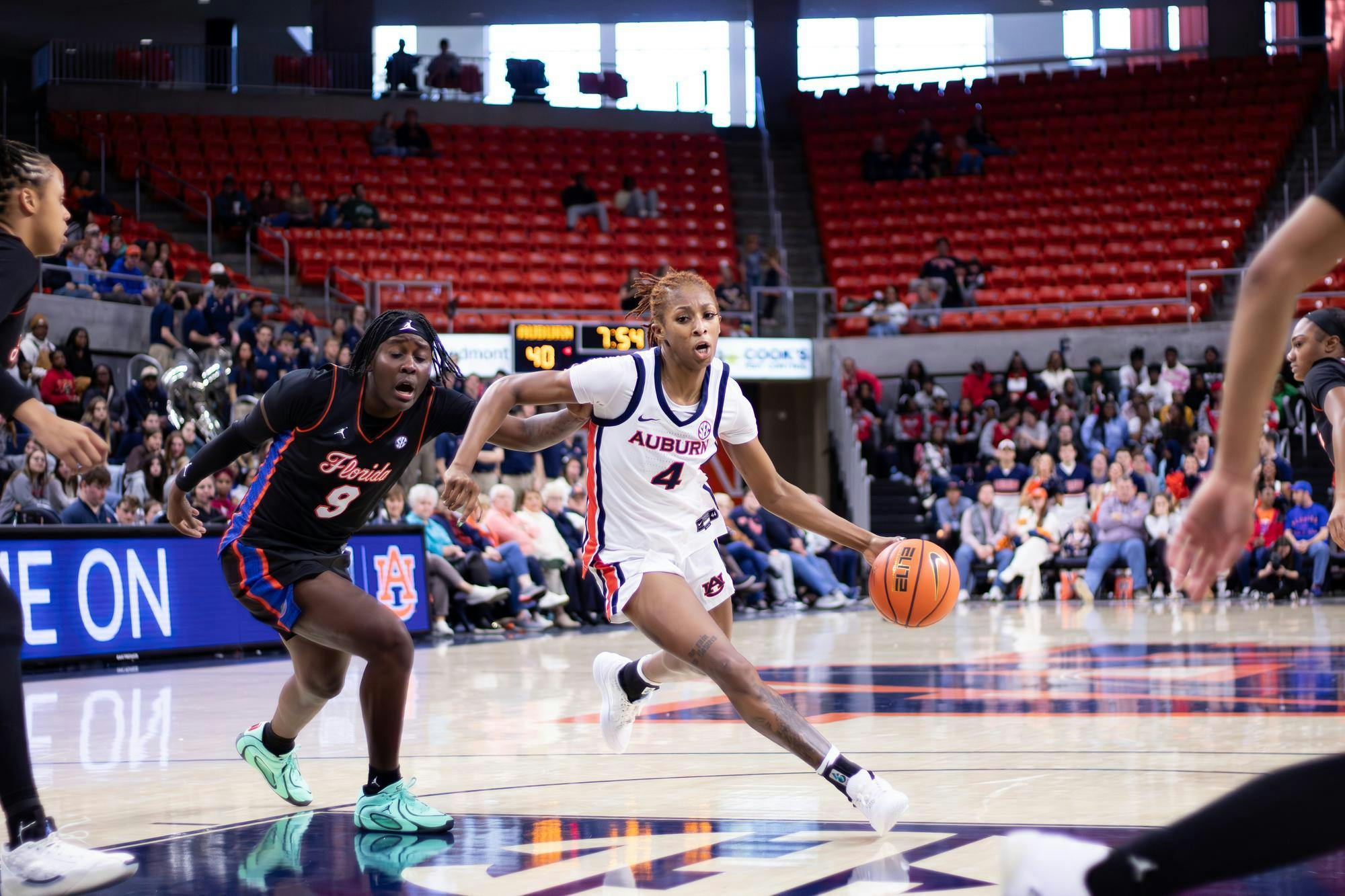 Kaitlyn Duhon makes a move toward the basket past Florida's defense during the game on Jan 11, 2026 at Neville Arena in Auburn, Ala. 