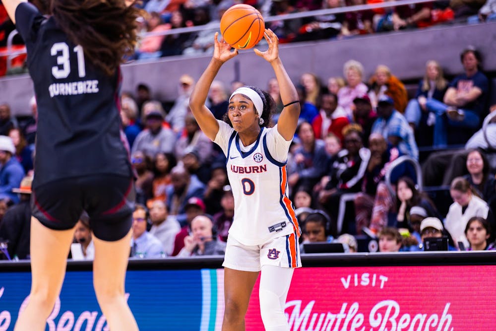 Angena Belloso throws a pass across the court against South Carolina on Jan. 29, 2026. 