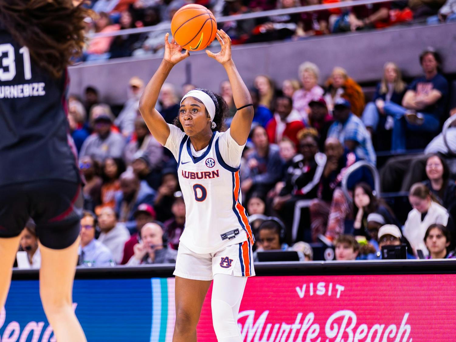 Angena Belloso throws a pass across the court against South Carolina on Jan. 29, 2026.