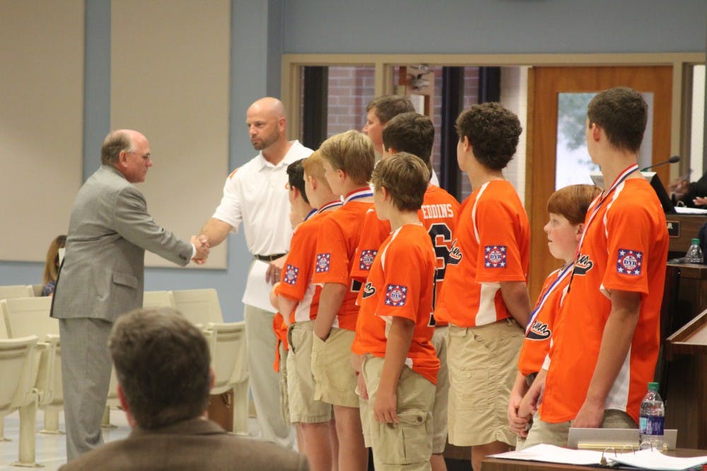 <p>Mayor Bill Ham congratulates the&nbsp;Auburn Orange Dixie Youth baseball team at the city council meeting on Tuesday, Aug. 21, 2018, in Auburn, Ala.<br>&nbsp;</p>