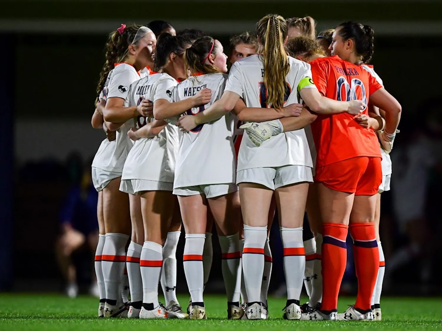 _big_Team_huddle_soccer_vs_lsu_20210226_SL1_4067_edited.jpeg
