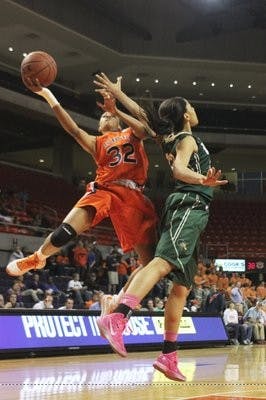 Tyrese Tanner reaches over a UAB player to make a basket on Wednesday, March 20. (Katherine McCahey / ASSISTANT PHOTO EDITOR)
