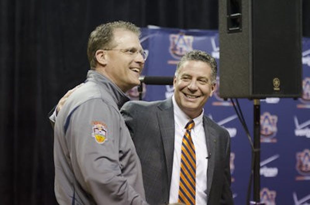 Gus Malzahn congratulates Bruce Pearl at his first press conference at Auburn (Raye May | Photo & Design Editor)