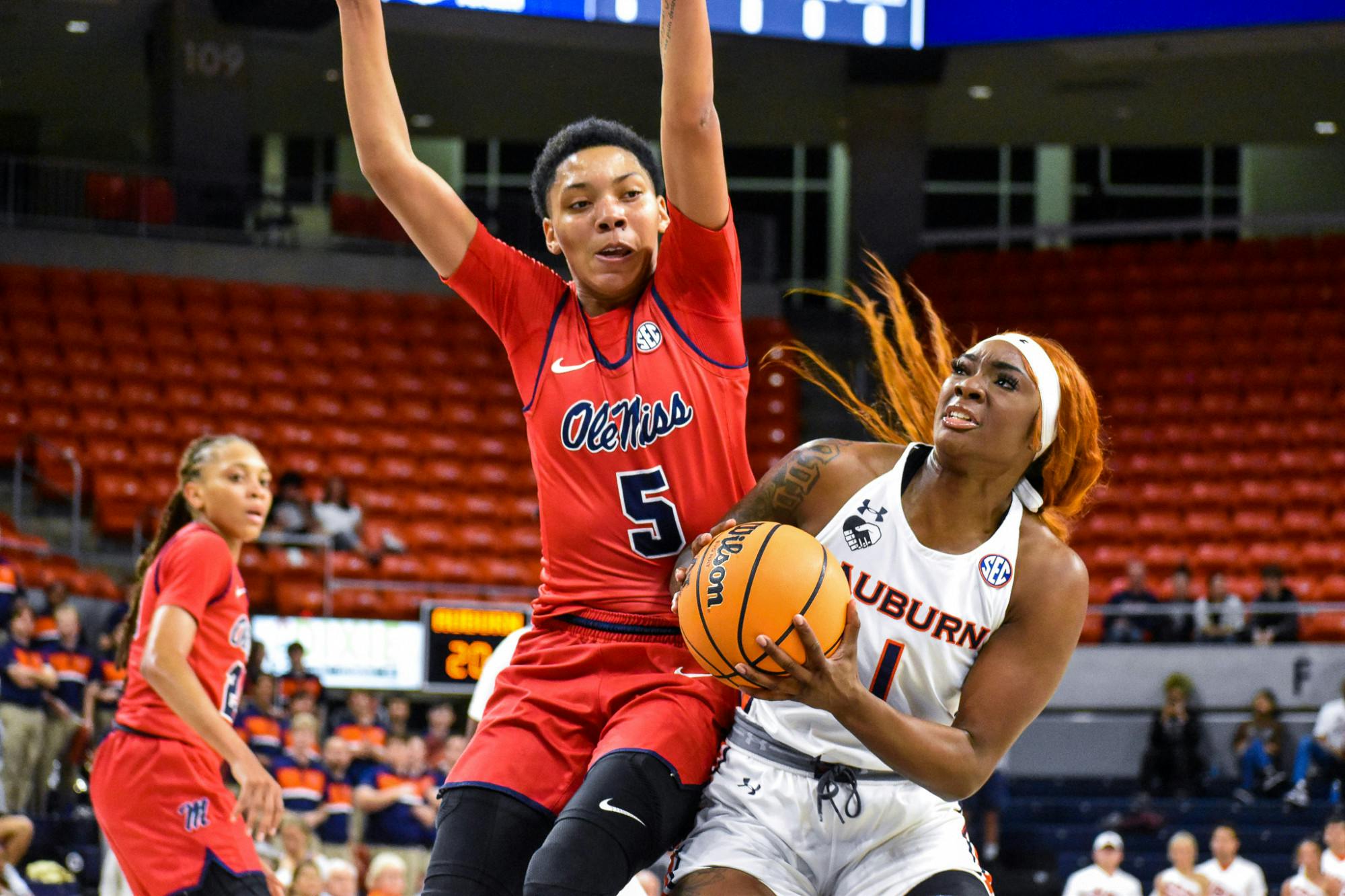 Xaria Wiggins WBB contested drive