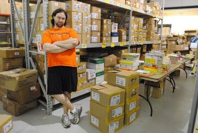J.M. Anderson, assistant at Jean Dean RIF in Opelika, helps children in Alabama receive free books. (Maria Iampietro / PHOTO EDITOR)