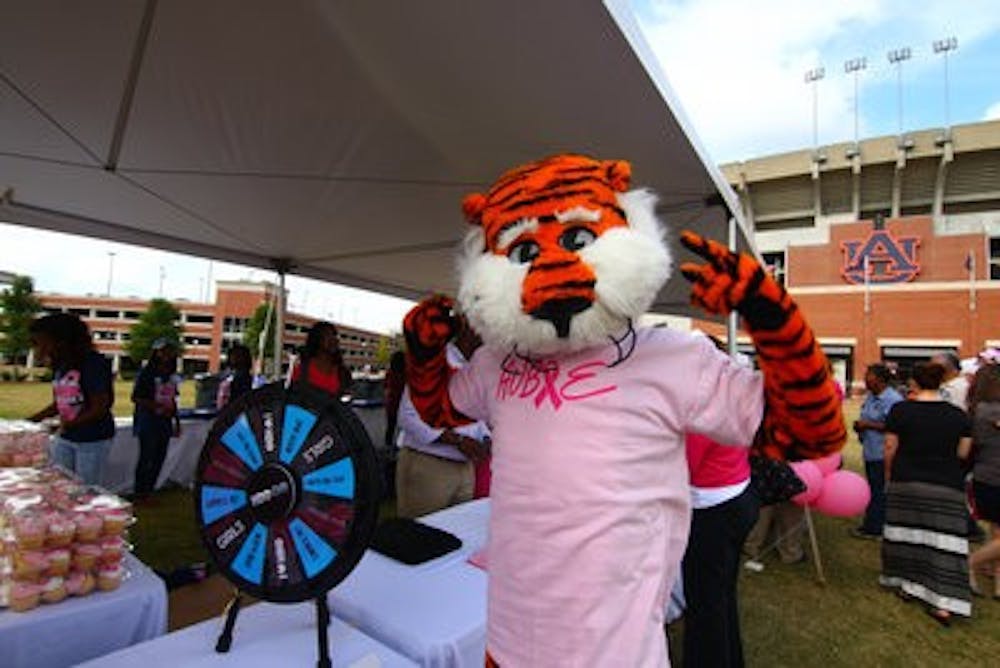 Aubie shows his support. (Kenny Moss | Photographer)