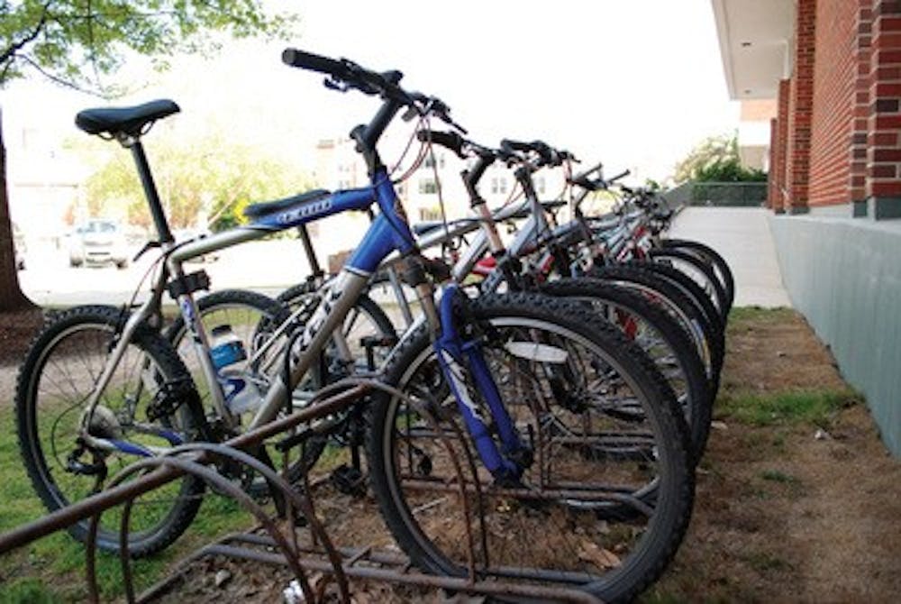 College students are becoming more willing to leave their cars at home if the university offers them free bikes as a means of transportation.