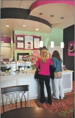 Customers line up at Gigi's Cupcakes in downtown Auburn. (Raye May / PHOTO EDITOR)