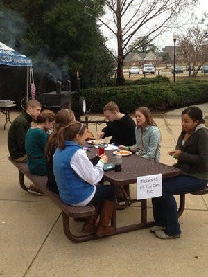 Auburn students and guests enjoy the spaghetti dinner outside the Nichols Center. (Will Gaines / WRITER)