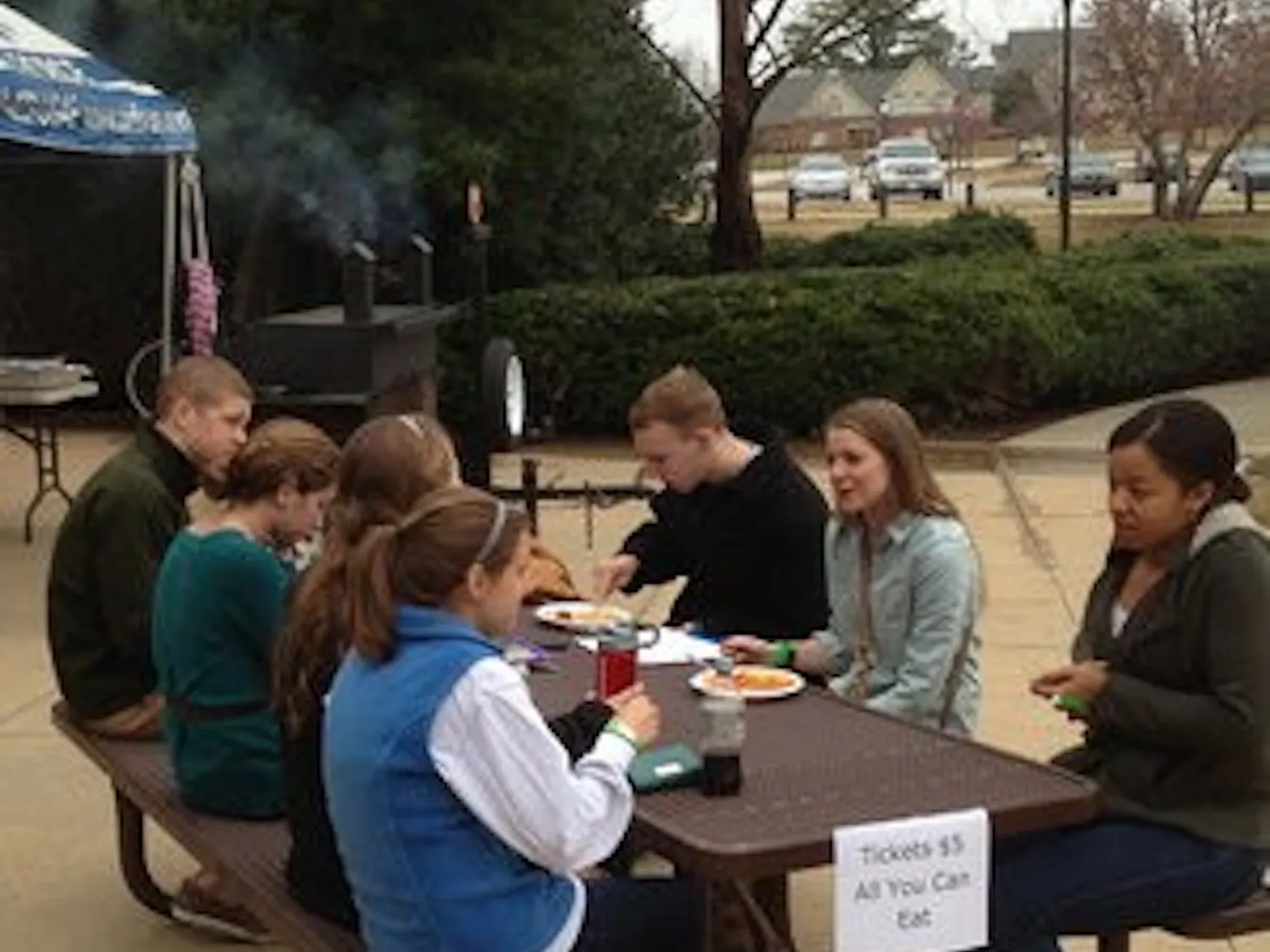 Auburn students and guests enjoy the spaghetti dinner outside the Nichols Center. (Will Gaines / WRITER)