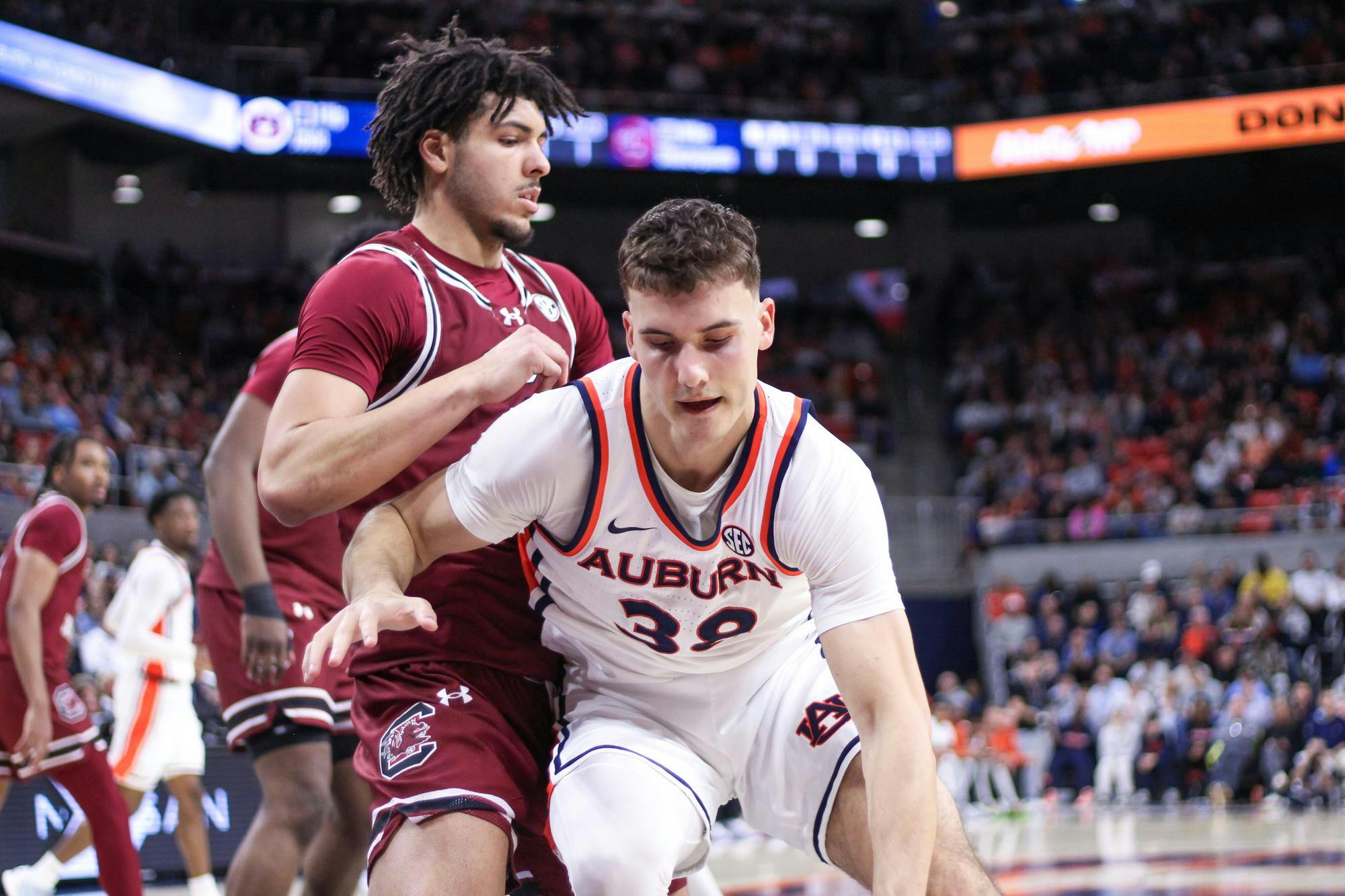 Filip Jović pushes his way to the basket against a South Carolina defender during the game on Jan. 17, 2026 in Neville Arena in Auburn, Ala. 