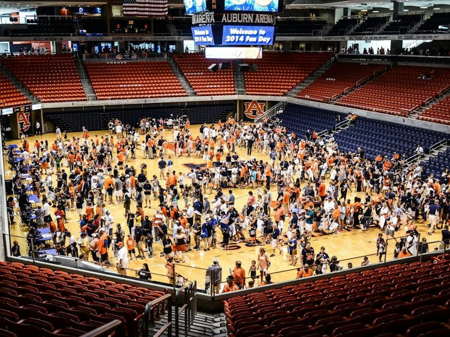 Auburn fans lined up all over the arena to meet players and coaches at Auburn Fan Day Sunday, Aug. 10, 2014. Raye May | PHOTO &amp; DESIGN EDITOR