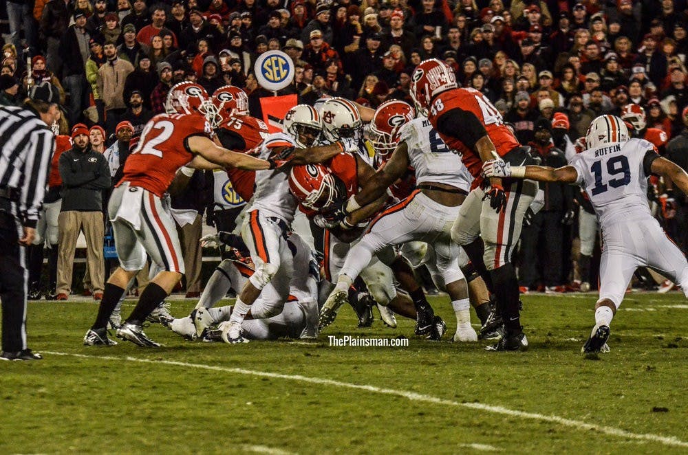 Auburn's defense attempts to bring down Todd Gurley.

Raye May / PHOTO EDITOR