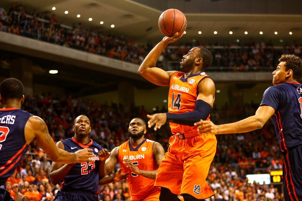 <p>Antoine Mason using his only free hand to shoot. (Kenny Moss | Asst. Photo Editor)</p>