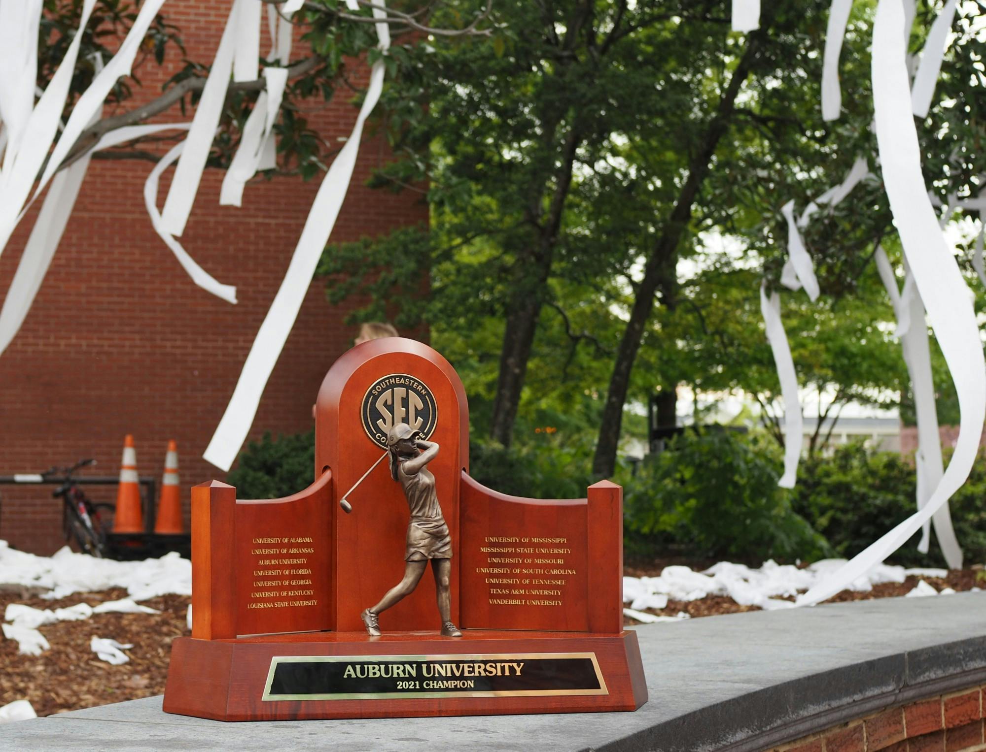 GALLERY: Auburn women's golf celebrates 2021 SEC Championship at Toomer's Corner | 4.18.21