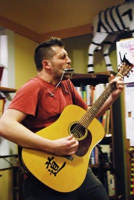 John Peterson performs the "dirty-man dance" at the Gnu's Room for an enthusiastic crowd. (Jillian Clair / News Editor)