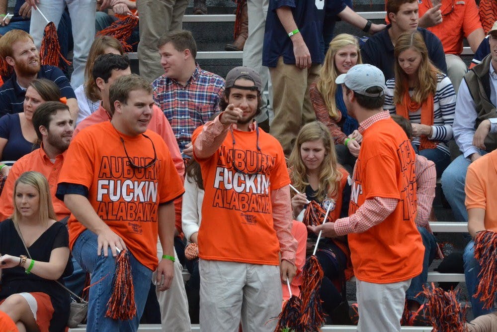 Linebacker Jake Holland gets instructions from defensive coordinator Ellis Johnson.
Anna Grafton / ASSOCIATE PHOTO