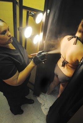 Sonya Hildreth, co-owner and manager of Create A Spa, gives a customer an organic, hand-crafted spray tan. Maria Iampietro / Copy Editor