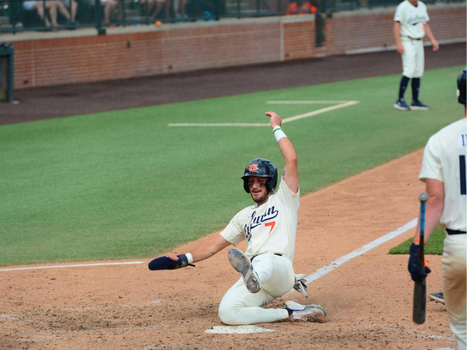 Auburn rallies in eighth inning, earns eighth straight SEC win - Vimarsana News