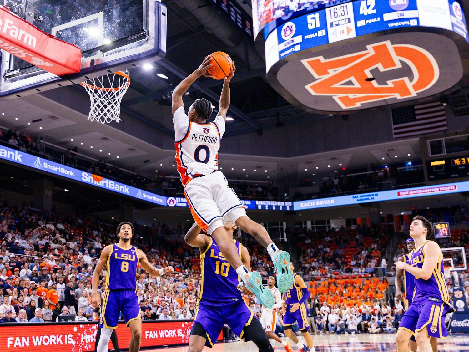 Tahaad Pettiford flies to the basket for a dunk against LSU on March 3, 2026