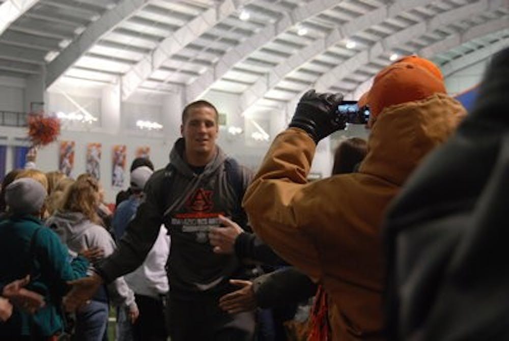 Auburn fans welcome home the football team as the return from Pasadena.