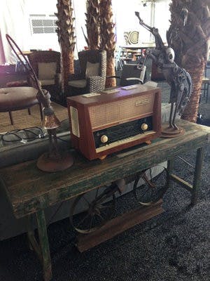 Vintage radio-hangout