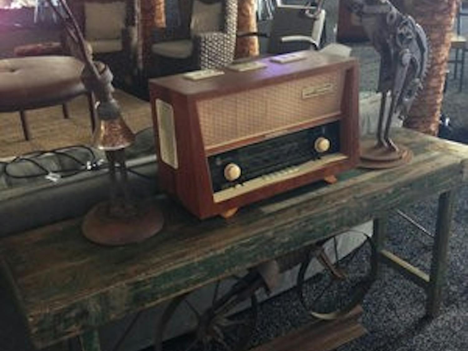 Vintage radio-hangout