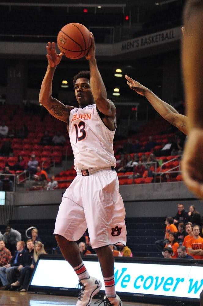 Tahj Shamsid-Deen passes the ball in the game against Murray State Saturday night. Anna Grafton / PHOTO EDITOR