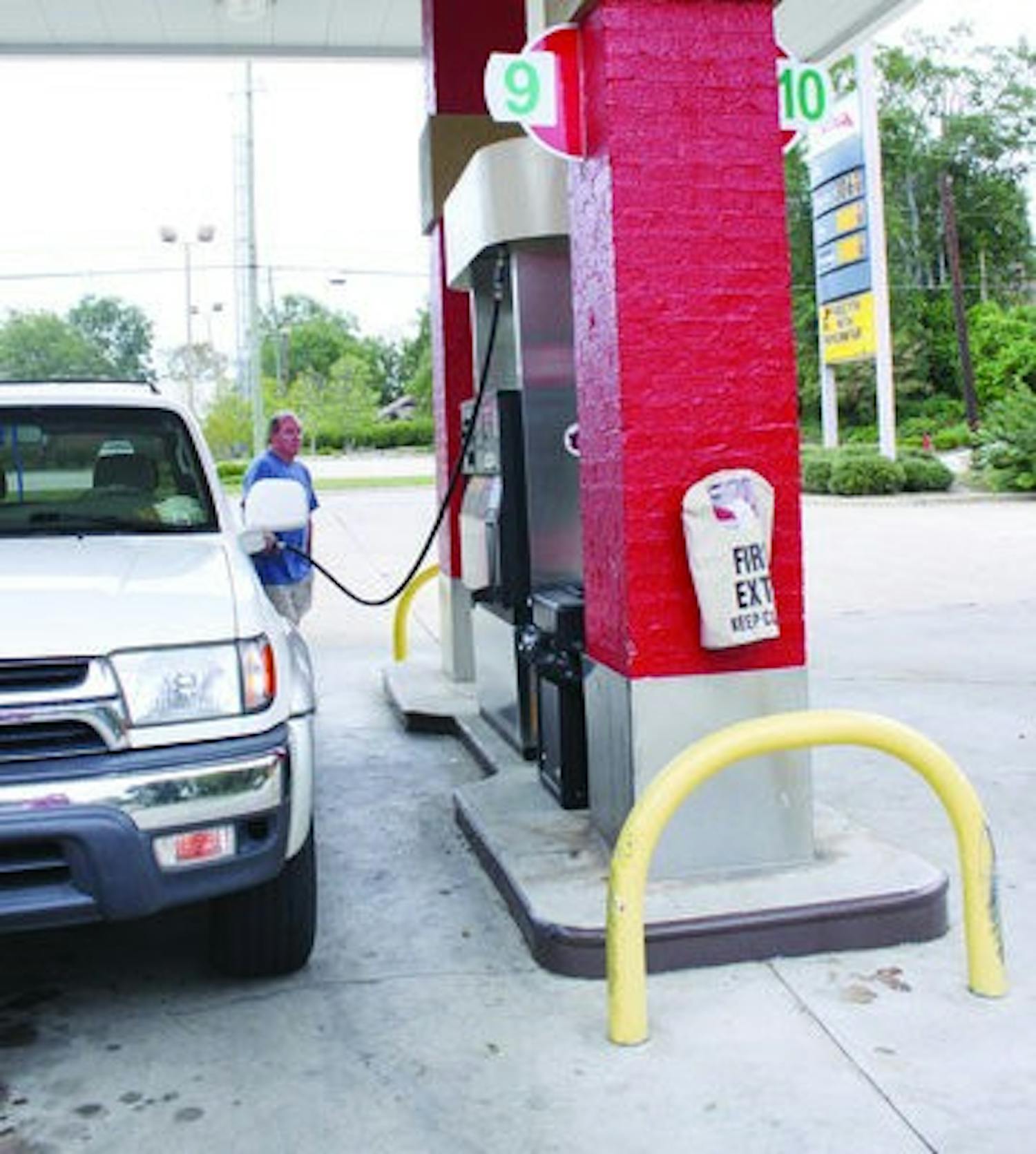 Jerry Long fills his tank at a station on Glenn Avenue. (Alex Sager / ASSOCIATE PHOTO EDITOR)