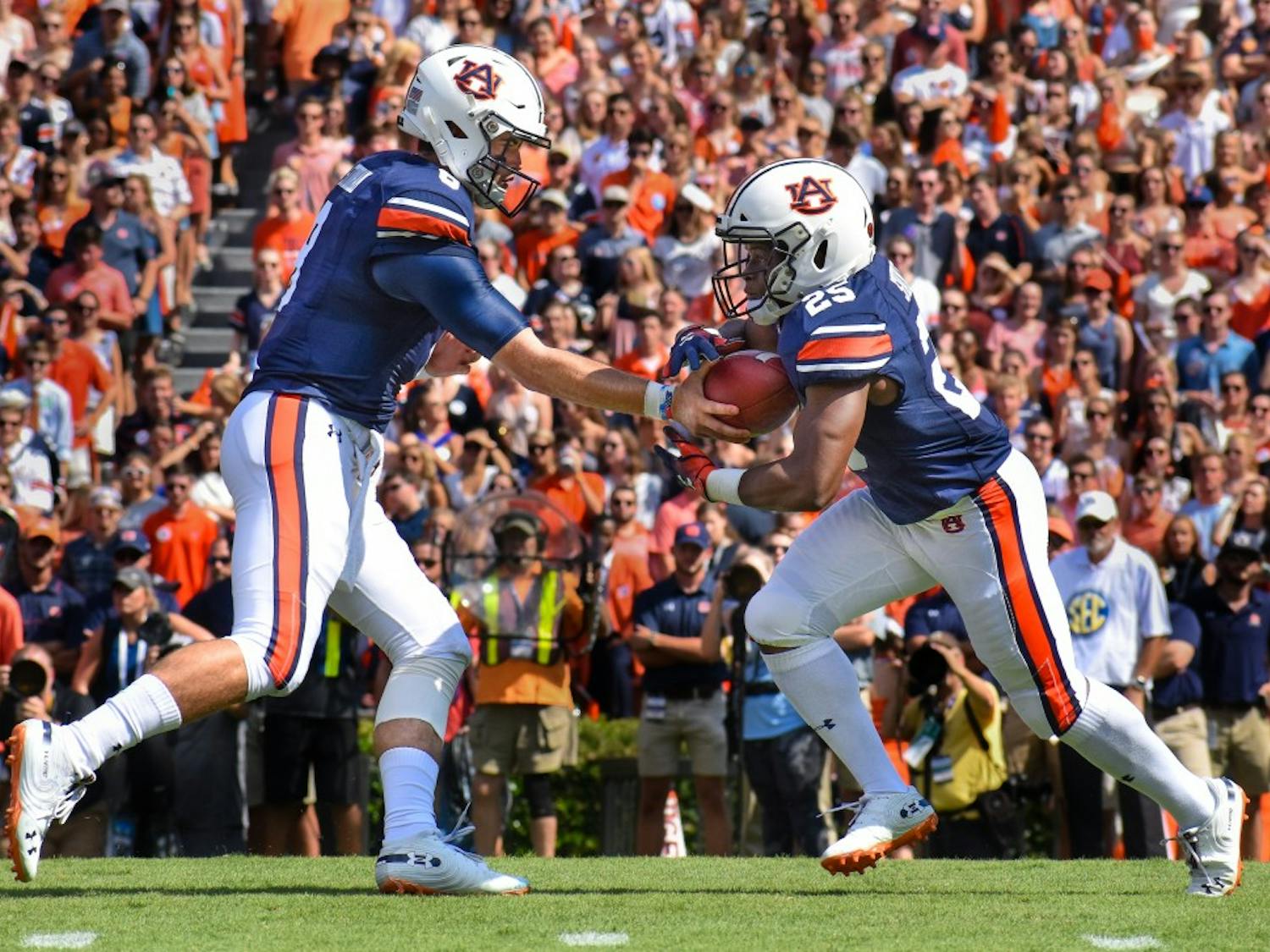 Jarrett Stidham (8) hands the ball off to Shaun Shivers (25) during Auburn football vs. LSU on Saturday, Sept. 15, in Auburn, Ala.