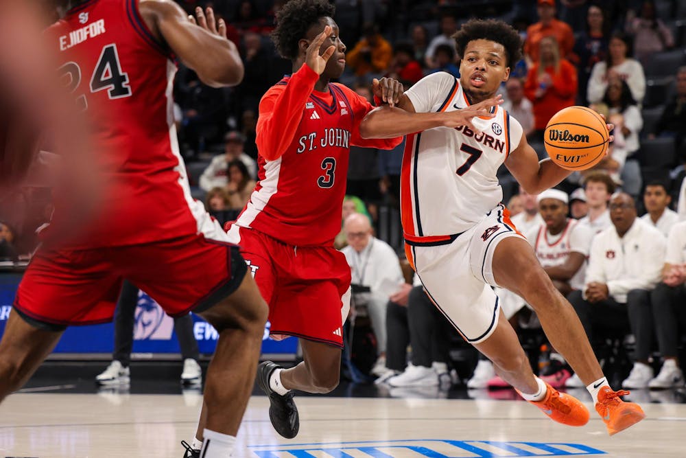LAS VEGAS, NV - NOVEMBER 26 - Auburn's Keyshawn Hall (7) during the game between the #21 Auburn Tigers and the #14 St. John's University Red Storm at Michelob ULTRA Arena in Las Vegas, NV on Wednesday, Nov. 26, 2025.

Photo by Zach Bland/Auburn Tigers