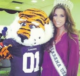 Katherine Webb poses with Aubie. (Courtesy of The War Eagle Reader)