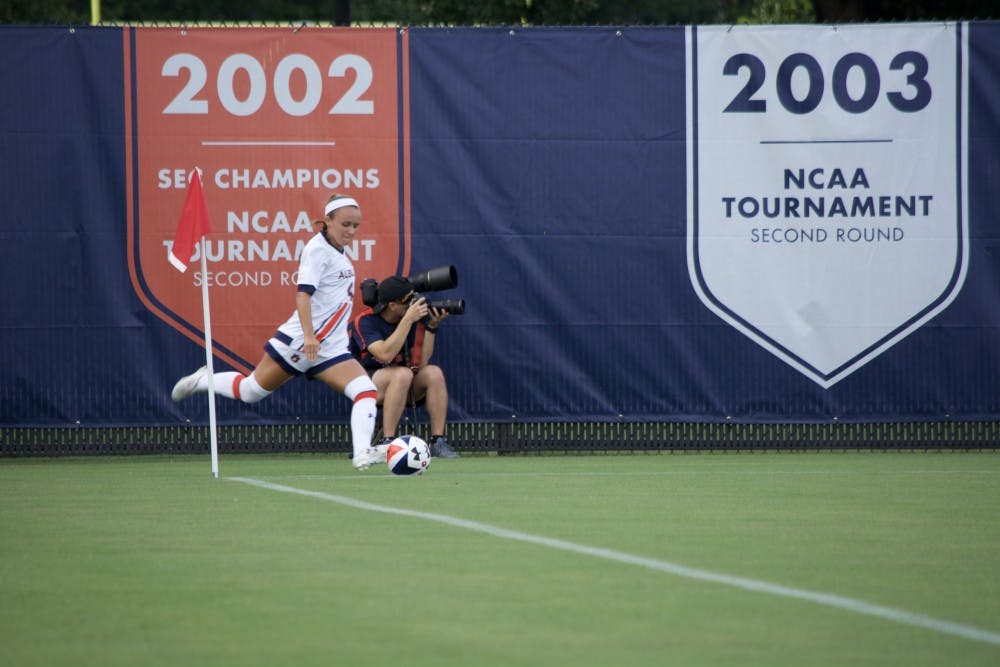 Bri Folds (4)&nbsp;takes a corner kick during North Dakota&nbsp; vs. Auburn Soccer on Sunday, Aug. 27, 2017 in Auburn, Ala.
