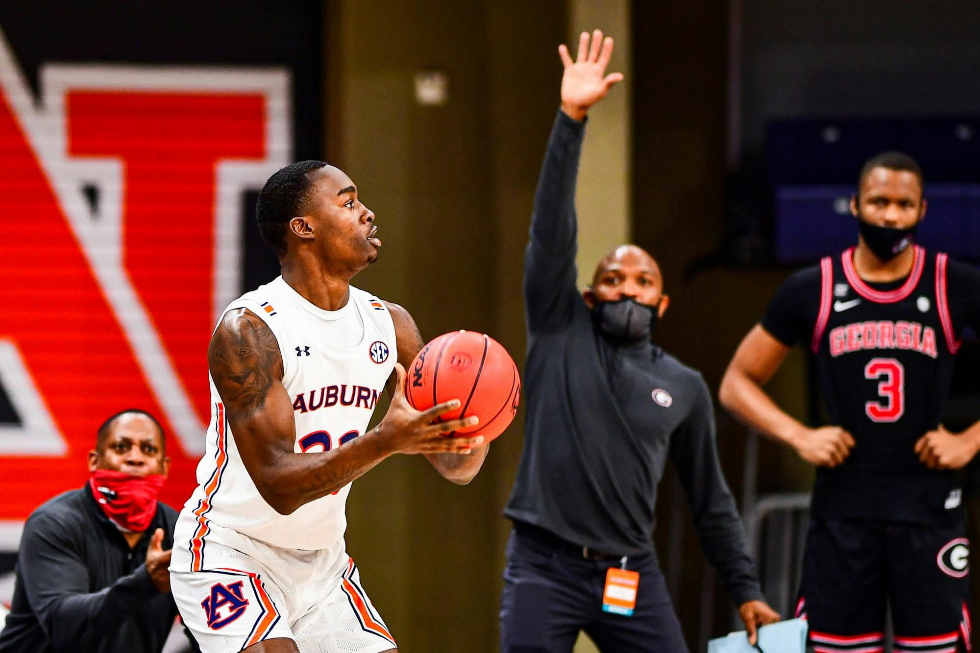 020221_Auburn_SL1_5638_Jaylin Williams shoots the ball.jpg