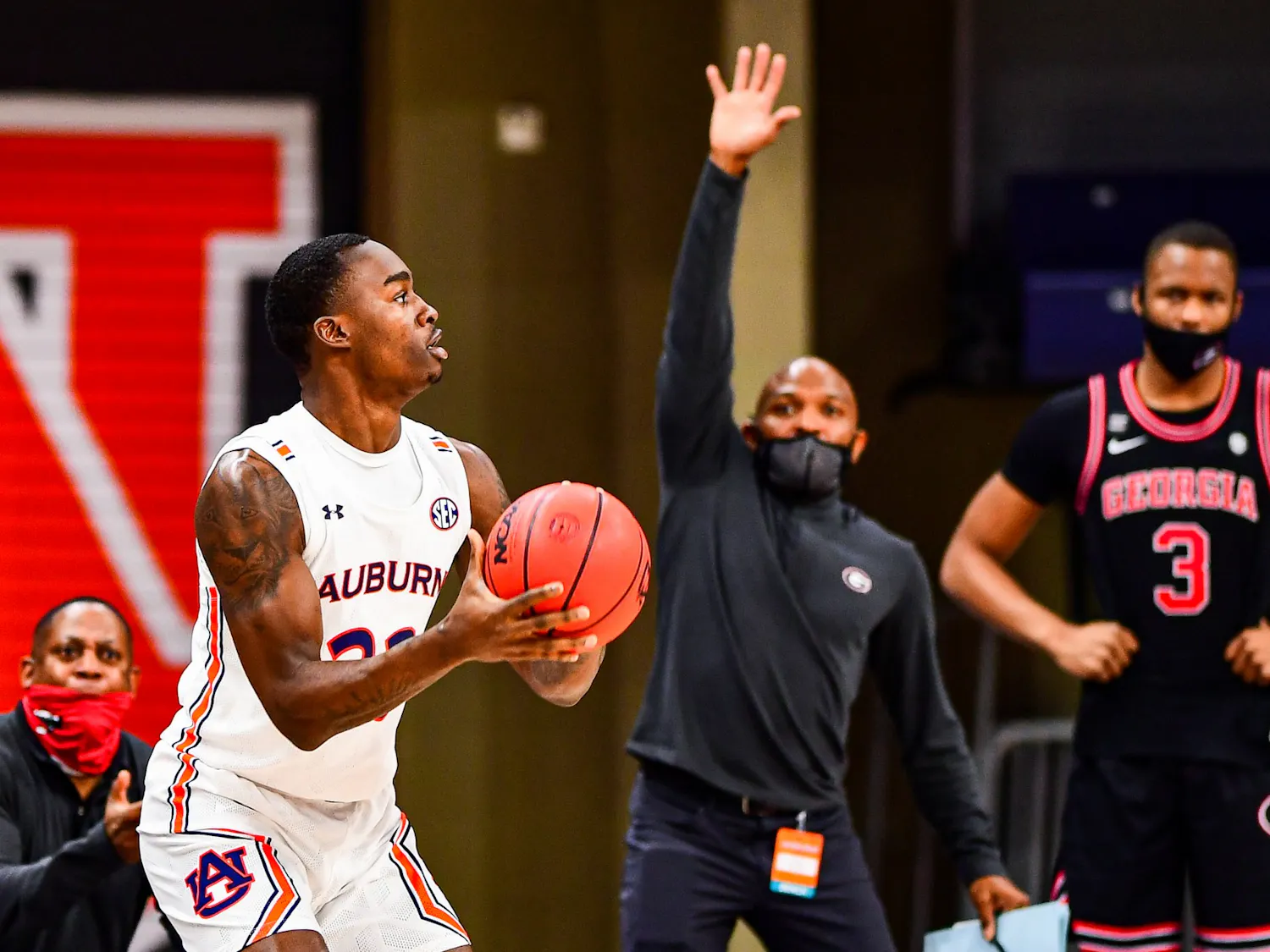 020221_Auburn_SL1_5638_Jaylin Williams shoots the ball.jpg