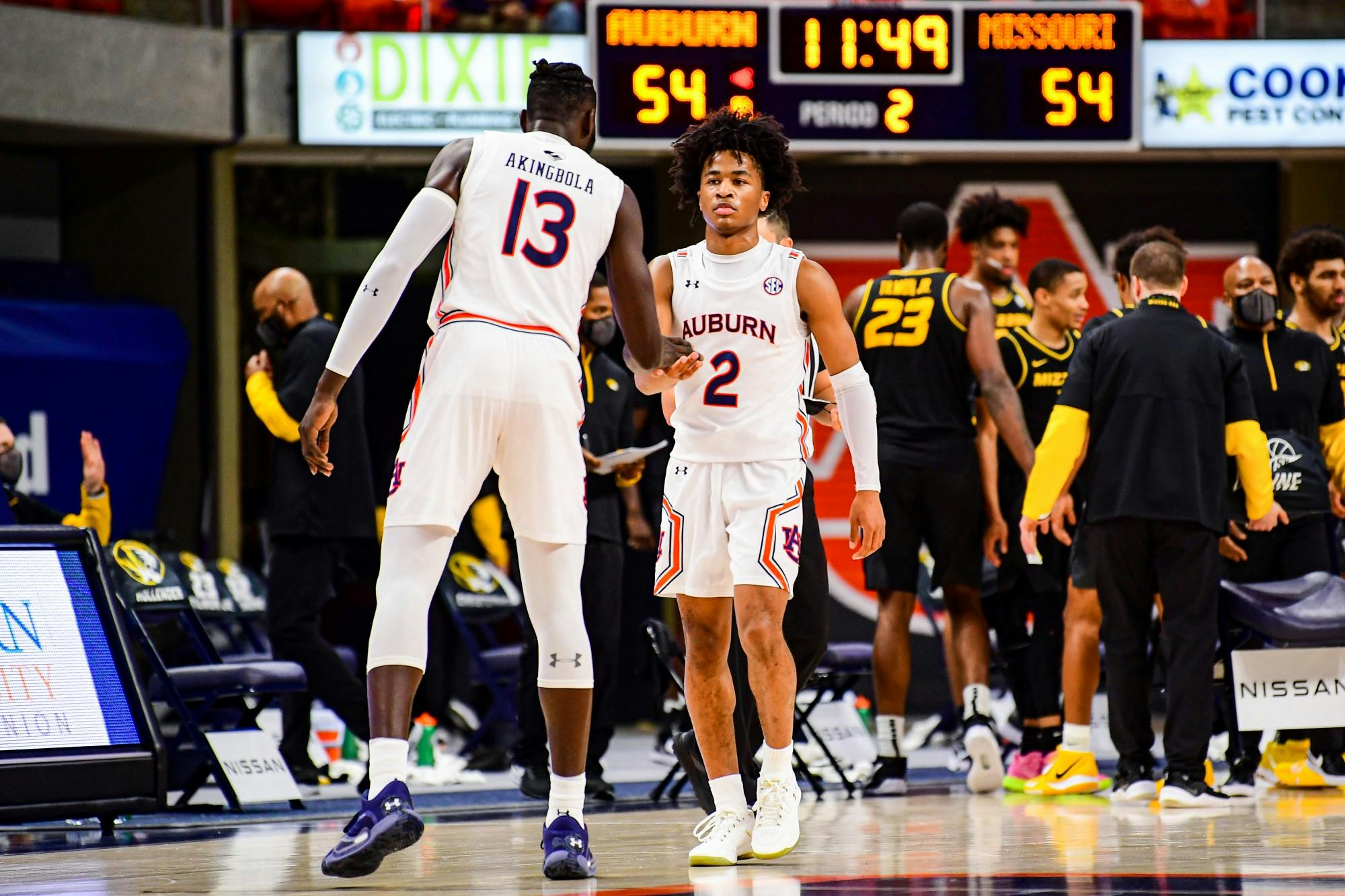 012621_Auburn_20210126 SL1_8650_Babatunde Akingbola reacts with Sharife Cooper.jpg