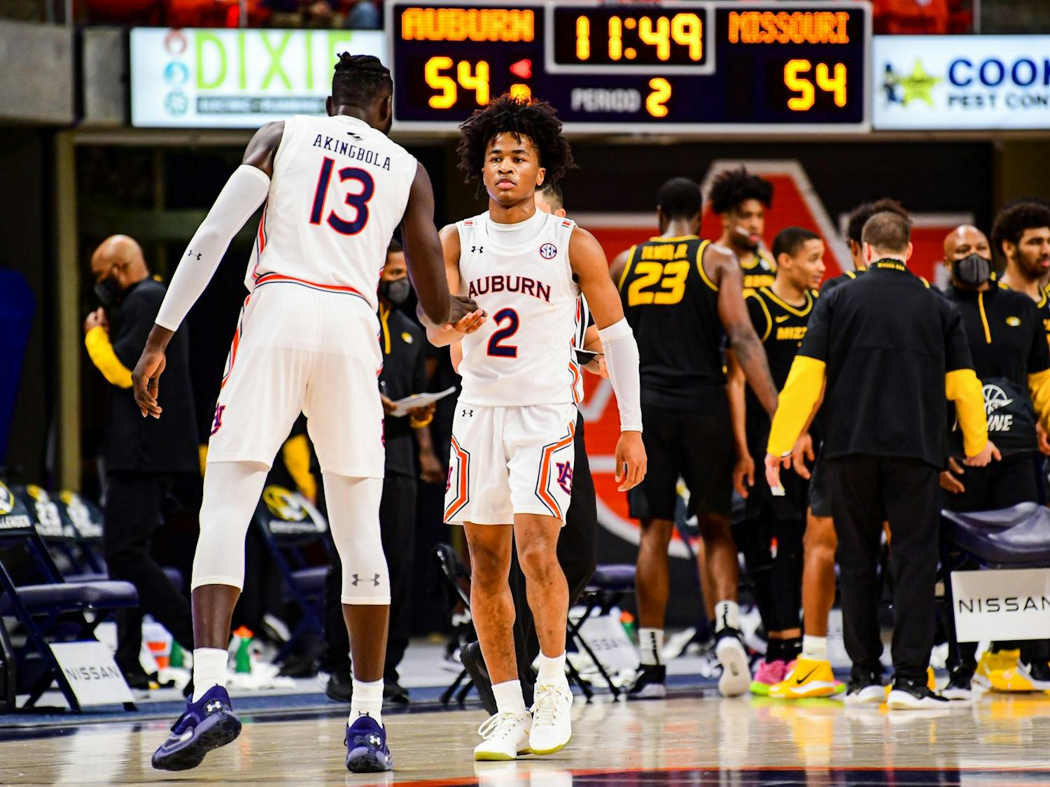 012621_Auburn_20210126 SL1_8650_Babatunde Akingbola reacts with Sharife Cooper.jpg