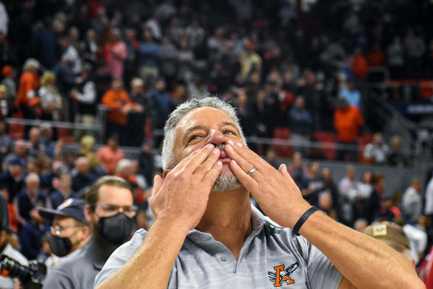 Bruce Pearl kissing hands