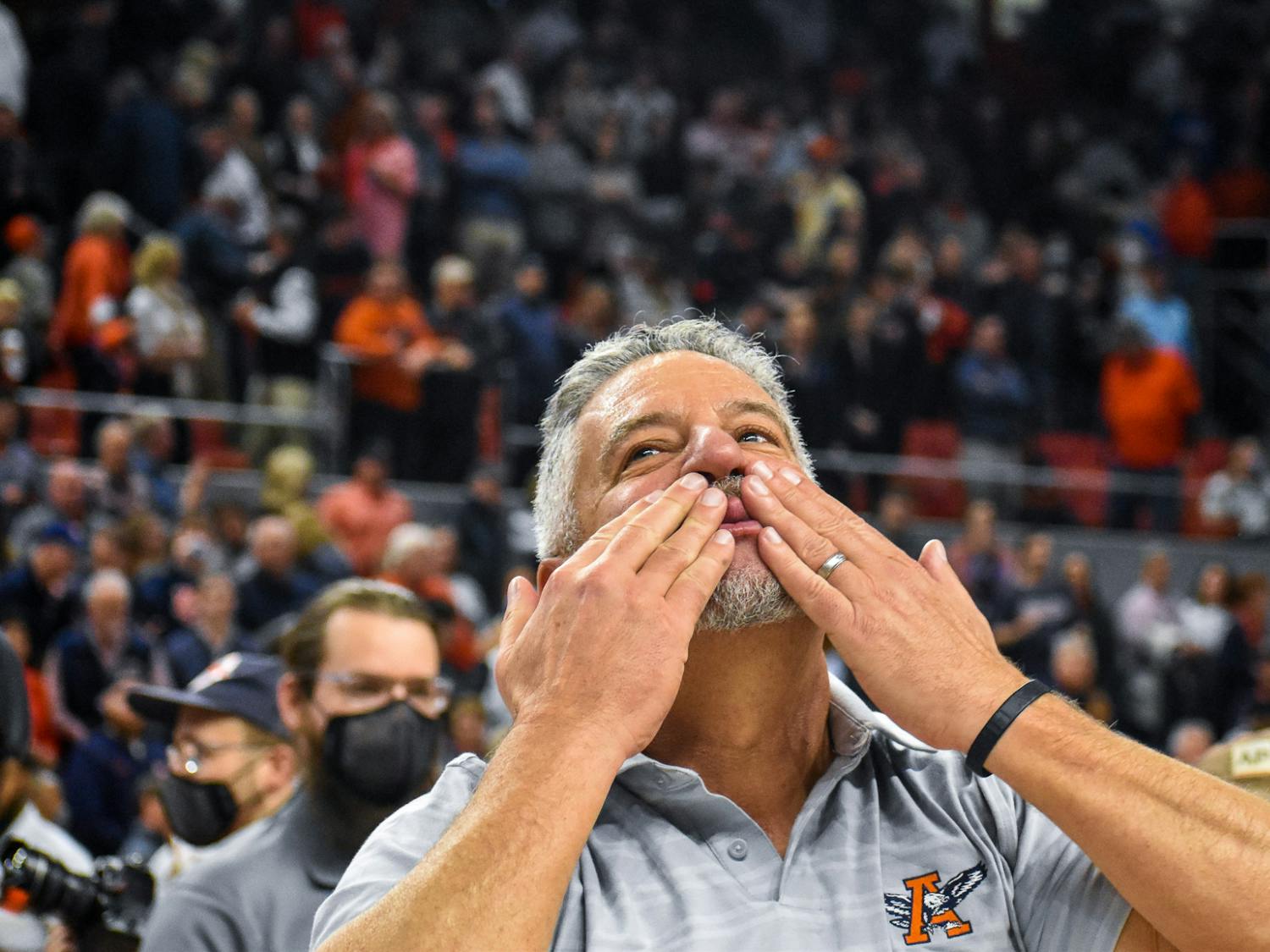Bruce Pearl kissing hands