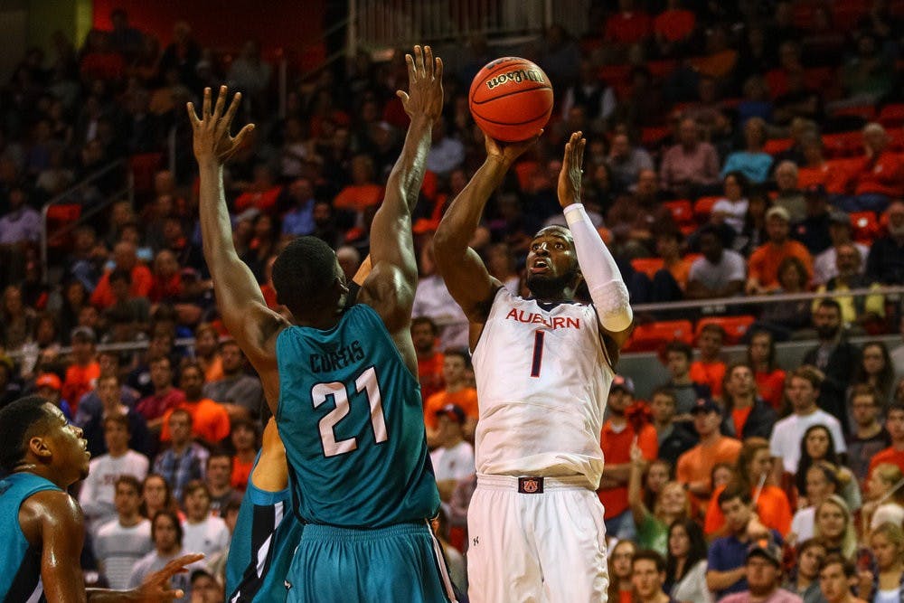 KT Harrell puts up a 3. (Kenny Moss | Photographer)