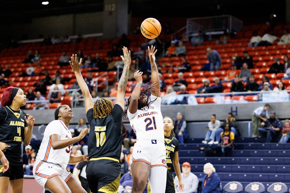 Audia Young (21) goes into a layup against Alabama State on Dec. 21, 2024.