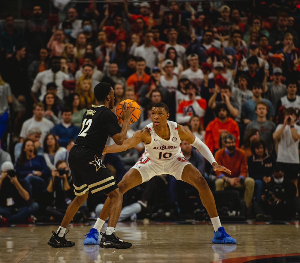 Jabari Smith (10) plays defense against Vanderbilt on Feb. 16, 2022 in Auburn, AL