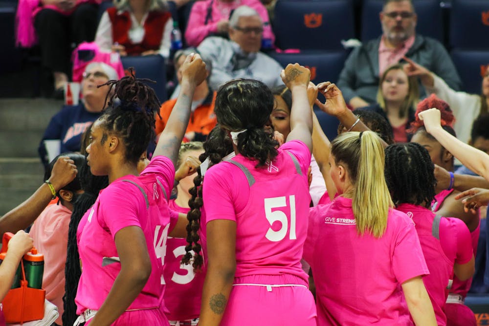 <p>Feb. 14, 2022; Auburn, Ala; Auburn women's basketball team huddles up during a game against Florida from Auburn Arena</p>