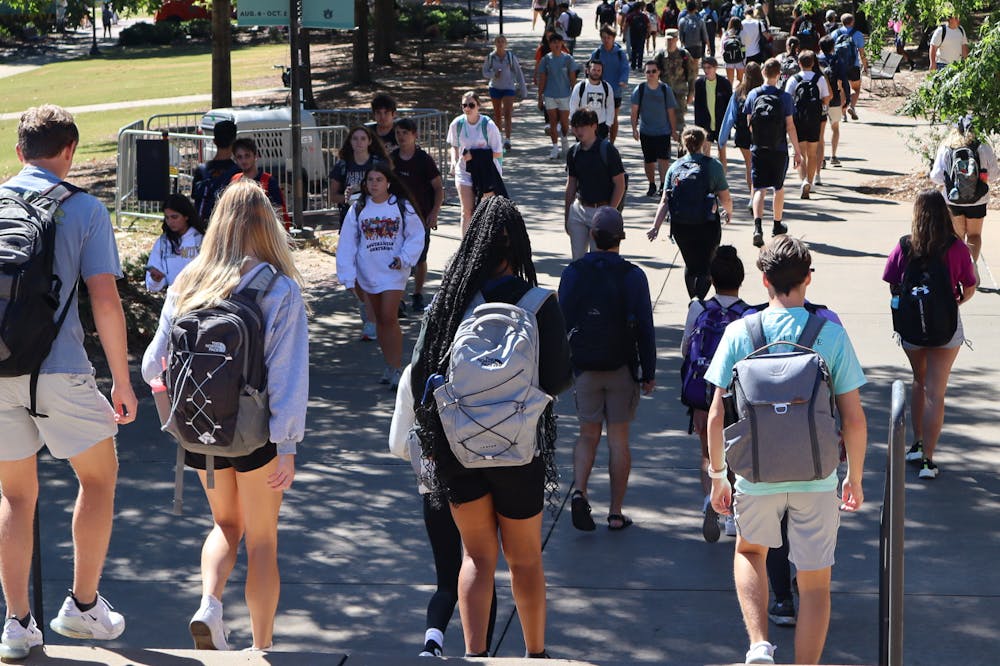 Crowds of students walk to class on Sept. 27, 2022.